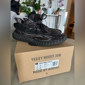 YEEZY 350 V2